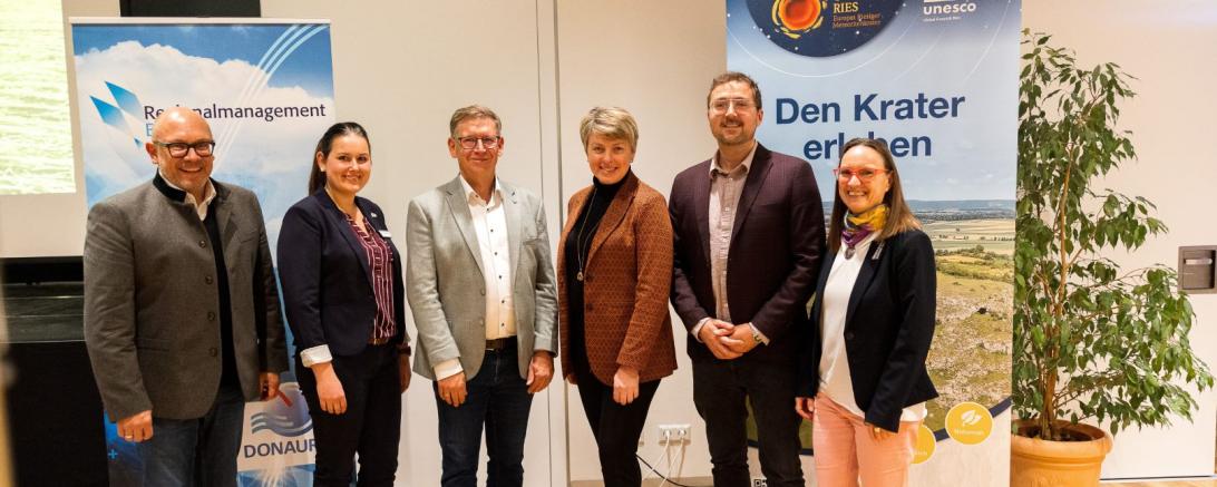 V. l. n. r.: Schulamtsdirektor Stephan Poss, Jennifer Hofmann (Regionalmanagerin), Landrat Stefan Rößle, Bürgermeisterin Petra Riedelsheimer, Dr. Martin Müller (Hochschule Augsburg), Heike Burkhardt (Geschäftsführerin Geopark Ries e. V.) 