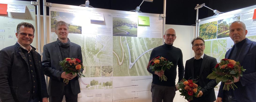 Oberbürgermeister Jürgen Sorré (links) mit den Wettbewerbsgewinnern (v.l.n.r.) Till Rehwald, Achim Sattler, Martin Mengs und Klaus Reuter. 