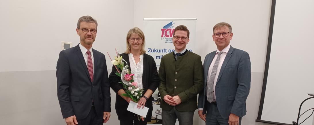 Im Rahmen der Gesellschafterversammlung gratulierten die beiden Vorsitzenden, Herr Oberbürgermeister David Wittner und Herr Landrat Stefan Rößle, sowie der Geschäftsführer Josef Wolf der Jubilarin Frau Bonn und bedankten sich für die Treue und die gute Zusammenarbeit in den vergangenen 20 Jahren.