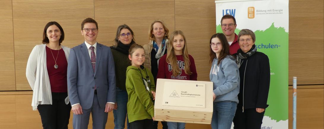 Auf dem Foto von links nach rechts: Lena Pollak (Leiterin der Klimaschutz-AG), Oberbürgermeister David Wittner, Simone Meißler (Zweite Vorsitzende des Elternbeirats), Jonathan Bube (Schüler der AG Klimaschutz), Karin Frank (Kommunalbetreuerin der LEW-Bildungsinitiative), Johanna Bruglachner (AG Klimaschutz), Andrea Kauder (AG Klimschutz), Jochen Seefried (Fachbetreuer Physik), Dr. Renate Rachidi (Schulleiterin).