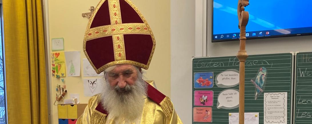 Der Nikolaus erfreut die Kinder der Leonhart-Fuchs-Grundschule Wemding.