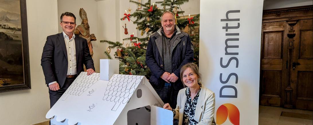 Auf dem Foto zu sehen (v.l.n.r.): Donauwörths Oberbürgermeister Jürgen Sorré,  Gunther Bader (Sheet Plant Manager DS Smith Packaging Donauwörth) und Kristina Wnuk (Mitarbeiterin Mehrgenerationenhaus Parkstadt).