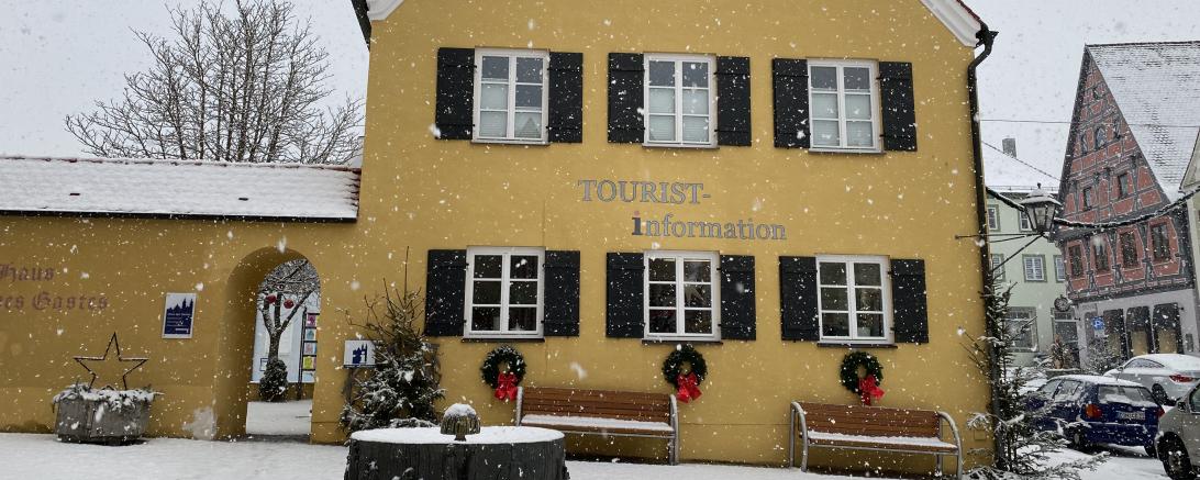 Zu sehen ist das Gebäude der Tourist-Information Wemding.