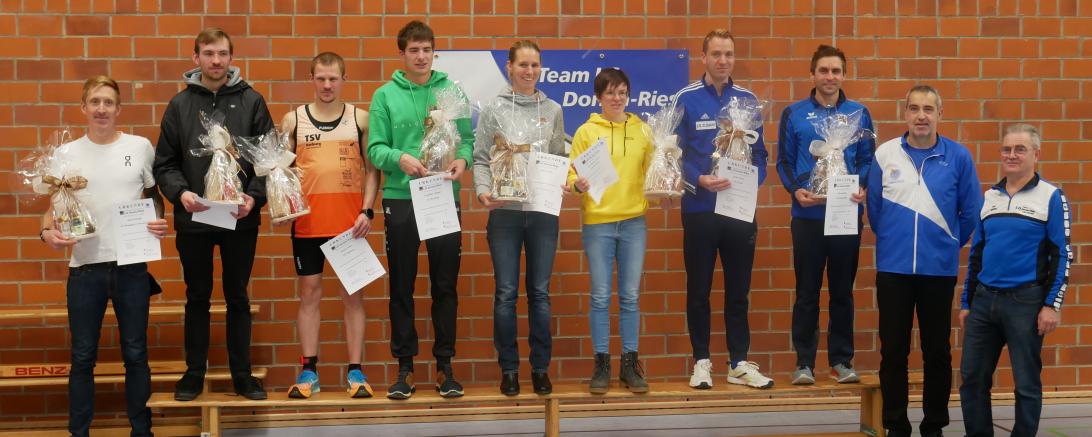 Das Bild zeigt die Siegerehrung des Hauptlaufes mit den Seriensiegern Christoph Abel (6. Platz), Matthias Ritzka (4. Platz), Tobias Ullrich (3. Platz), Manuel Leinfelder (2.Platz), Svenja Bauer (3. Platz), Theresa Griesbach (1. Platz), Tobias Gröbl (1. Platz), Joachim Lang (5.  Platz) (v.l) mit den 2. Vorstand Martin Gnad und dem Hauptorganisator Günter Dietrich.