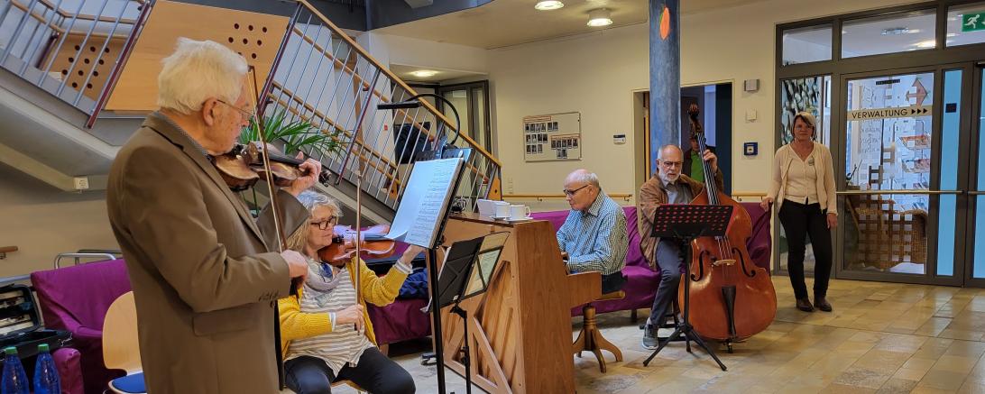Von links nach rechts: Gerhard Martin, Anna Stöcklein, Klaus Burger und Ernst Mayer, Waltraud Dollmann.  Es fehlt Werner Eisenschink, der später noch mit dem Akkordeon dazukam. 