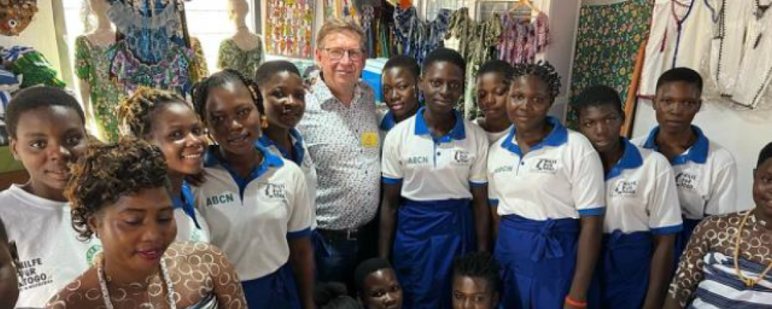 Landrat Stefan Rößle mit den Schneider-Lehrlingen des Berufsschulzentrums Kpalime.