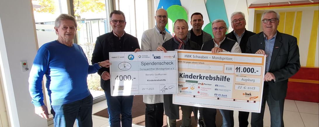 Zu der Spendenübergabe trafen sich in der Kinderkrebsstation von links Mondspritzer Bruno Kleebaur, Mondspritzer Vorsitzender Jürgen Sorré, Prof. Dr.Dr. Frühwald, Monspritzer Leo Anzenhofer, Sponsor Günther Schulz, Mondspritzer Helmut Neureiter, Siegried Kalkbrenner Handwerkskammer und Kammerpräsident Hand-Peter Rauch. Es fehlt Rosemarie Schweyer von der „Aktion Glühwürmchen“ 
