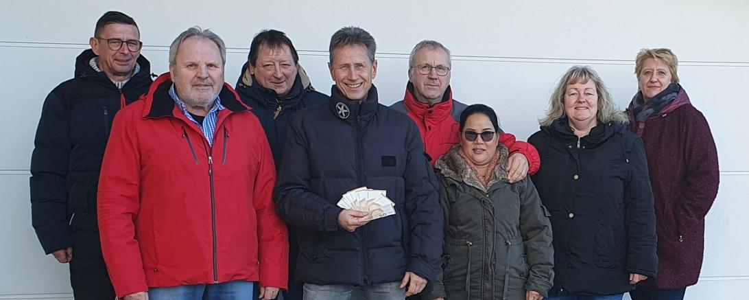 Das Bild zeigt die Spendenübergabe an Kinder wollen leben, spielen, lachen! e.V.