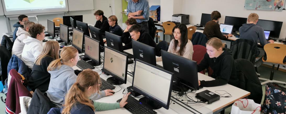 Das P-Seminar "3D-Druck" hat eine interessante Einführung in die Software "MegaCAD" erhalten.