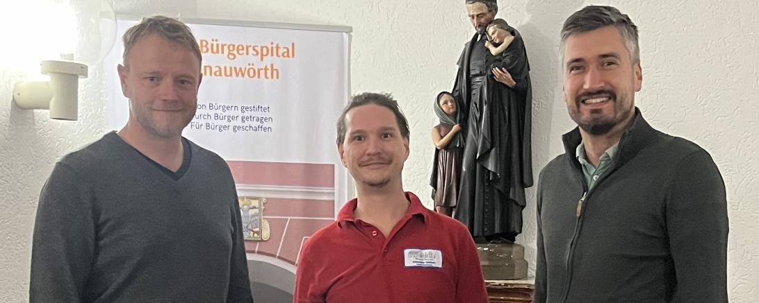 Das Bild zeigt die Übergabe der Stollen.