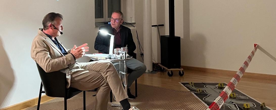 Links Krimi-Autor Peter Jackob, rechts Hauptkommissar Peter Metzdorf.