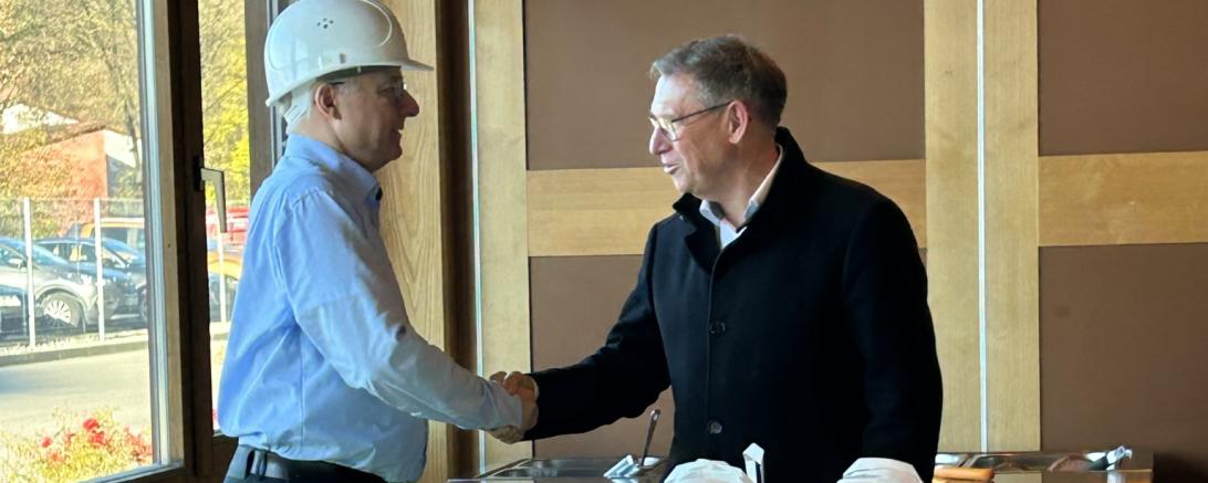 Landrat Stefan Rößle und Werksleiter Dr. Bock beim Unternehmerfrühstück des Wirtschaftsförderverbands DONAURIES e. V.