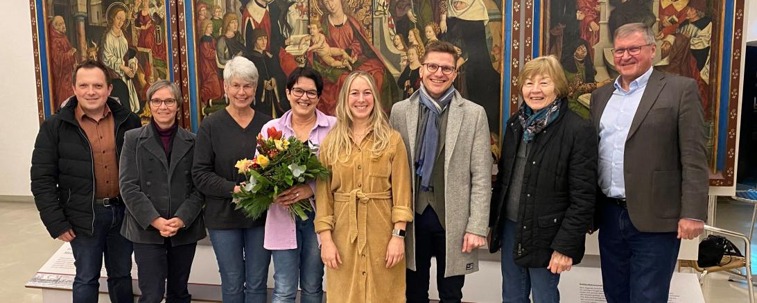 V.l.n.r.: Schriftführer Daniel Wizinger, Andrea Kugler, Beisitzerin Dr. Susanne Gabler, Besitzerin und Geehrte Susanne Vierkorn, 1. Vorsitzende Barbara Wunder, Oberbürgermeister David Wittner, Frieda Schmitzer und Kassier Karl-Heinz Wiesinger. 