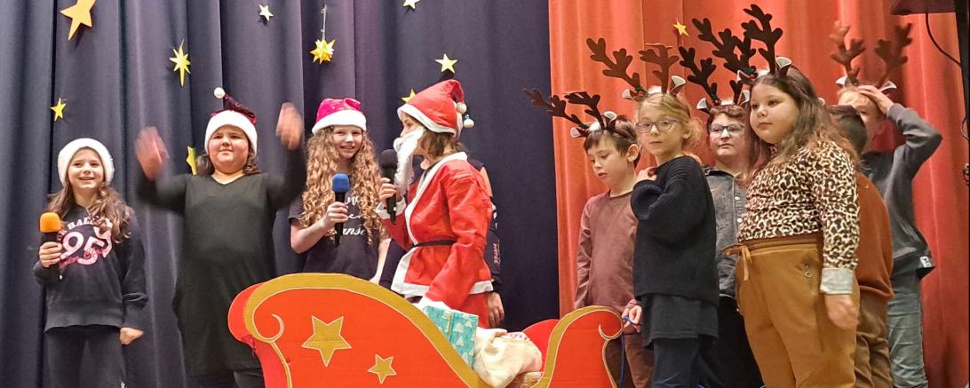 Die Kinder der Leonhard-Fuchs-Mittelschule Wemding begeistern das Publikum mit ihrer Aufführung. 