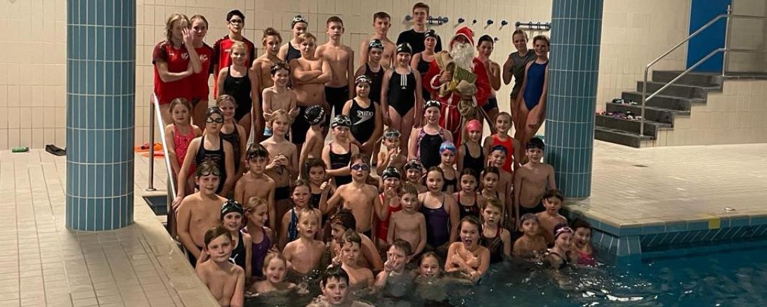 Die Kinder des 1. SV Nördlingen haben sich sehr über den Besuch des Weihnachtsmannes gefreut.