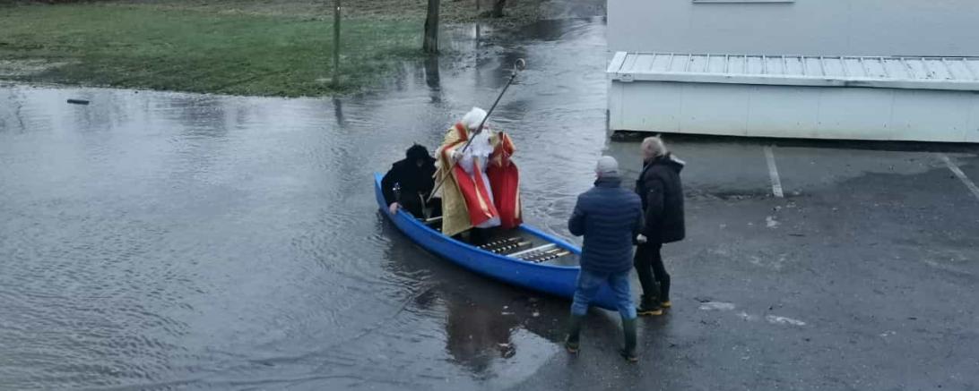Weihnachtsfeier Kanu-Club Donauwörth - Nikolaus kommt mit dem Kanu.