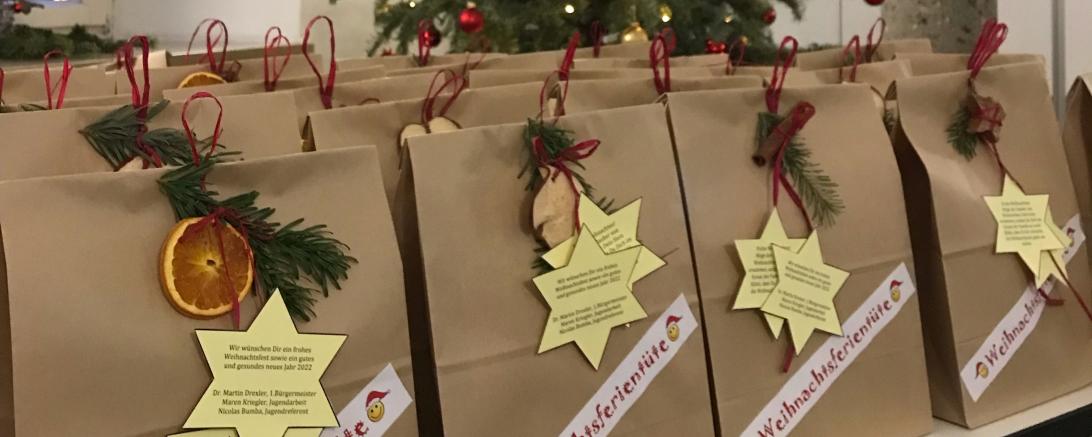 Die Weihnachtstüten sind im JuMi zu finden.