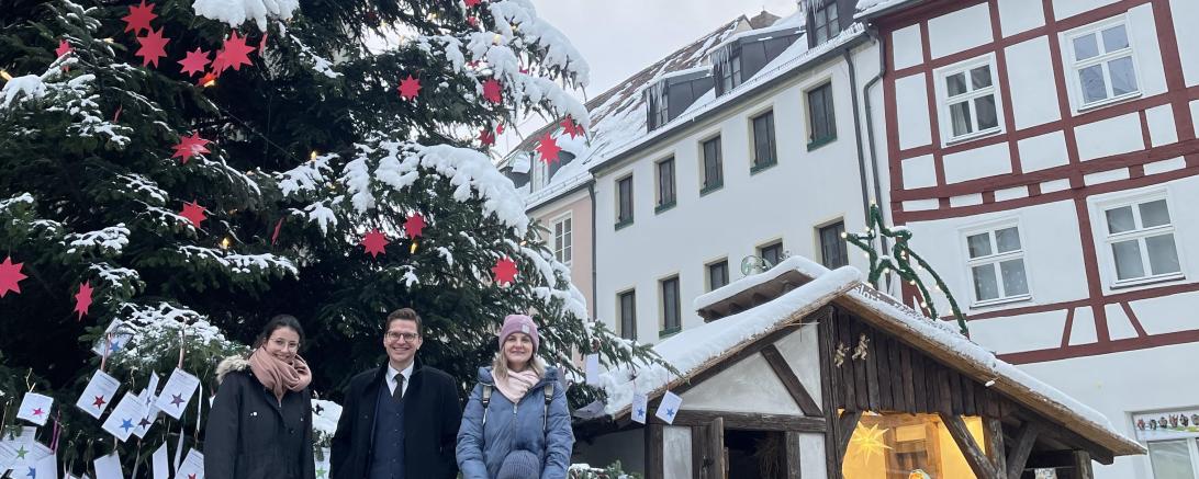 Weihnachtswünsche wurden am Weihnachtsbaum am Marktplatz aufgehängt und warten nun darauf, von den Rieserinnen und Riesern erfüllt zu werden. 