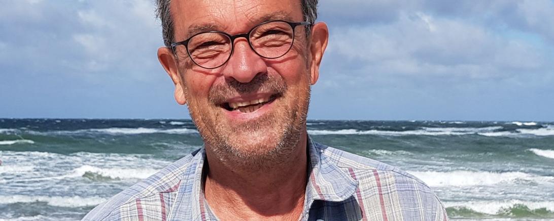 Joachim Düsing im Sturm an der Ostsee.