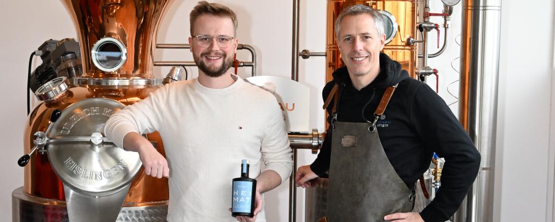 Lucas Freissle und Florian Schweinsfeier in der Destillerie in Burgheim.