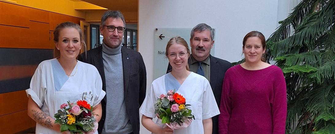 Auf dem Bild zu sehen (von links): Stephanie Korn (Pflegefachkraft), Bernd Meyr (Pflegedienstleitung); Miriam Stropek (Pflegefachkraft), Jürgen Busse (Vorstandsvorsitzender), Katrin Baumgärtner (stellvertretende Personalleitung).