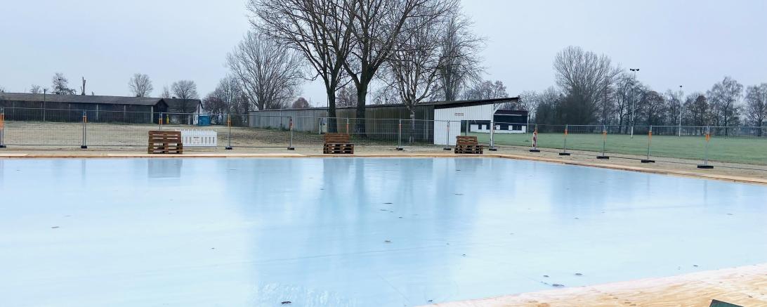 Das Bild zeigt den Eisplatz auf der Kaiserwiese.