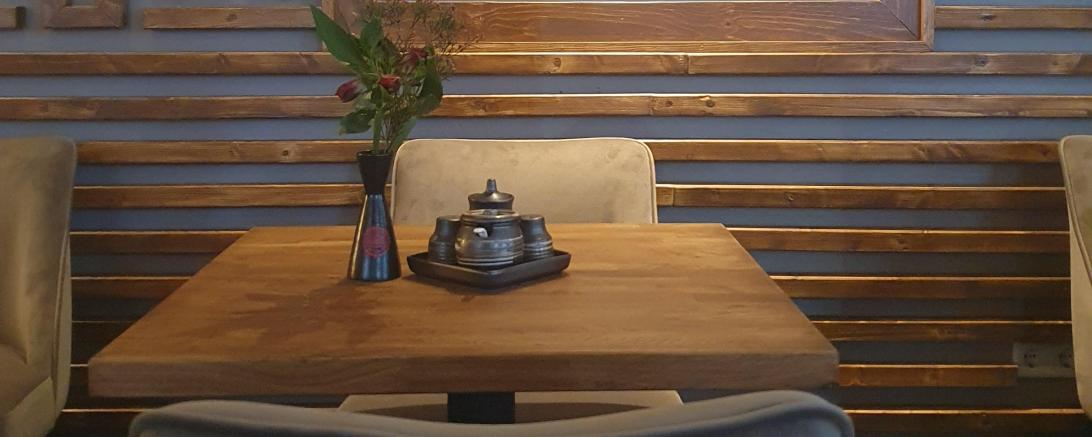 Die Einrichtung rundet die Atmosphäre im Batu ab.