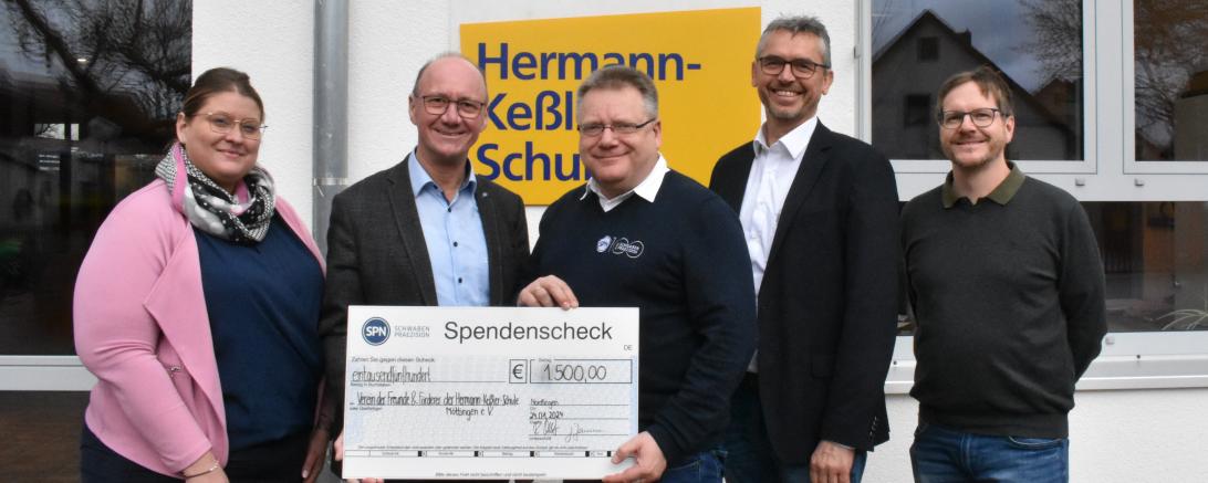 V. l. n. r.: Jeannette Zeuß (stellv. Leitung SVE), Erwin Seiler (Vorsitzender des Fördervereins), Norbert Wanger (Betriebsratsvorsitzender SPN), Rainer Hertle (Techn. Geschäftsführer SPN), Florian Wutzer (Schulleitung)