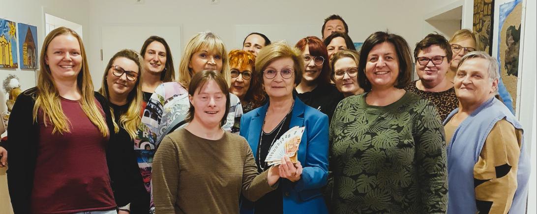 Das Bild zeigt das Team vom Mädelsflohmarkt Oettingen mit Frau Kneißl-Eder und Frau Kappeler bei der Spendenübergabe.  Von links: Sarah Heydecker (OBA Diakonie Donau Ries), Sabrina Rohm (ehrenamtliches Organisationstalent), Nina Thorwarth, Gertrud Kappeler, Silke Kloß, Annette Wagner, Anne Walter, Ursula Kneißl-Eder, Anna Seefried, Klaus Dittrich (kräftige helfende Hand), Annette Wiedemann, Martina Kraft (Diakoneo Offene Hilfen Oettingen), Andrea Beranek (Diakoneo Offene Hilfen Oettingen und Initiatorin des