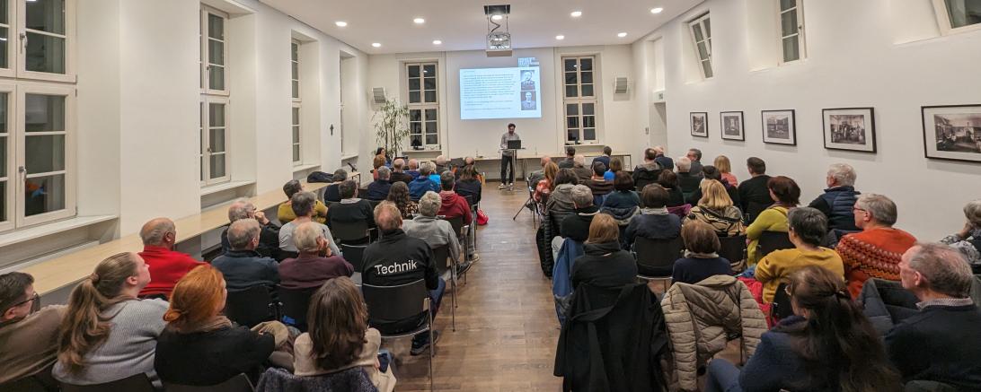 Das Bild zeigt den Gedenkvortrag von Sankt Johannes.