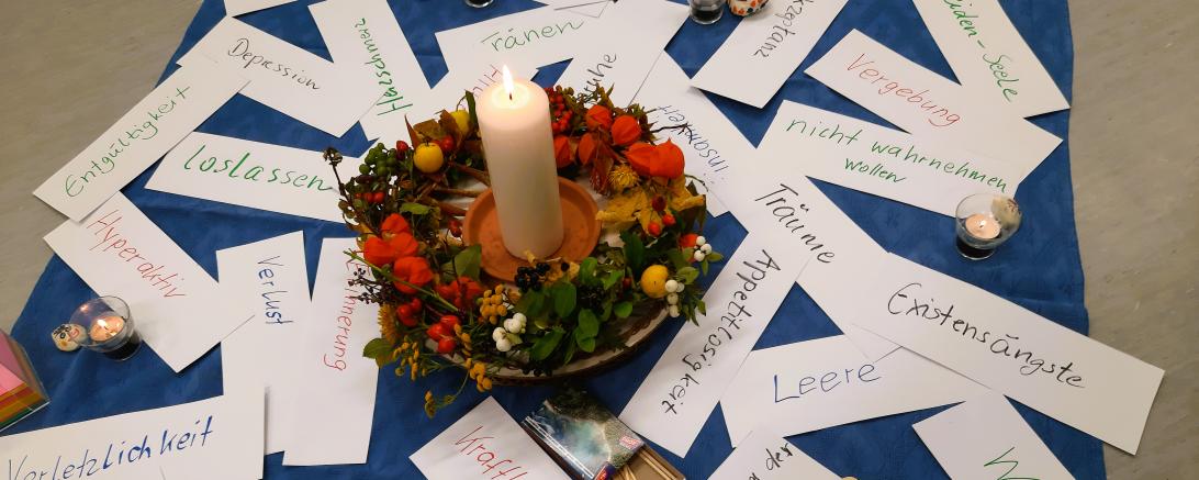 Das Bild zeigt einen geschlossenen Trauerkreis.