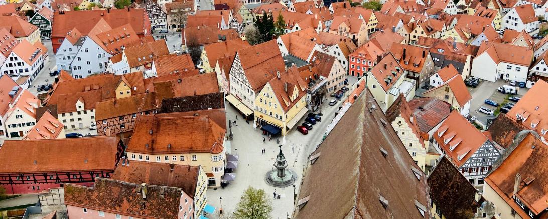 Aktuell gibt es in der Nördlinger Innenstadt kein Dach, das mit PV ausgestattet ist. Hier der Blick vom Daniel.