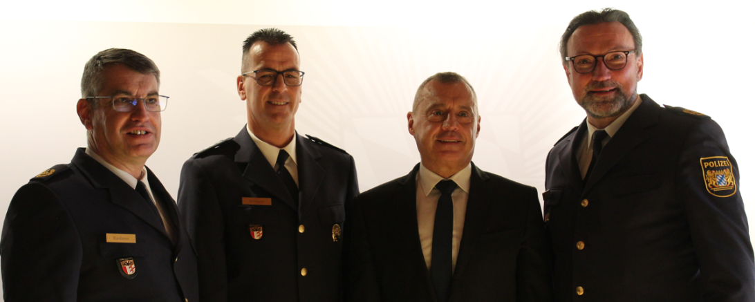 Beim Festakt waren anwesend (v.l.n.r.): Vizepräsident Polizeipräsidium Schwaben Nord Michael Riederer, Polizeihauptkommissar Andreas Schöter, Polizeihauptkommissar a.D. Walter Beck, Polizeipräsident Schwaben Nord Martin Wilhelm