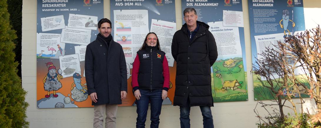 V. l. n. r.: Bürgermeister Danyel Atalay, Heike Burkhardt (Geschäftsführerin Geopark Ries e. V.), Schulleiter Siegfried Scholz 