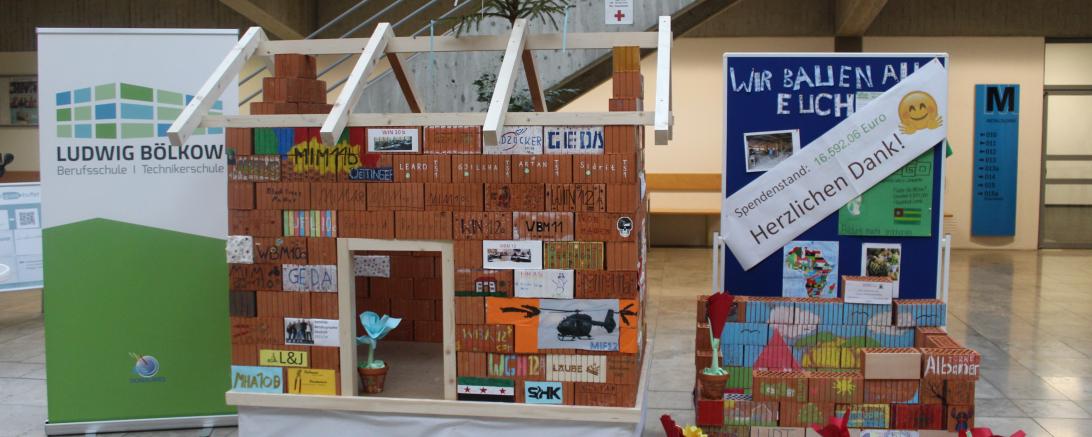 Symbolisch wurde in der Aula der Berufsschule Donauwörth aus den verkauften Ziegelsteinen ein Schulgebäude gebaut.