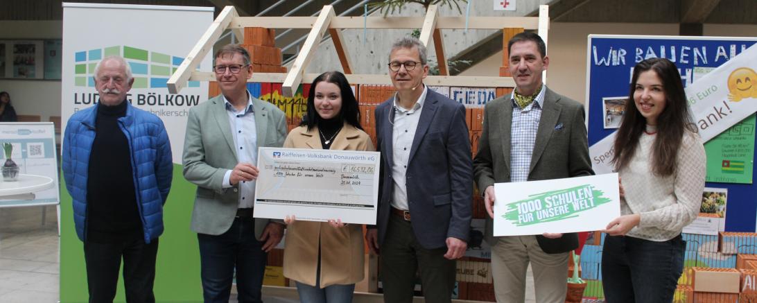 Übergabe des Spendenschecks in der Ludwig-Bölkow-Schule Donauwörth.