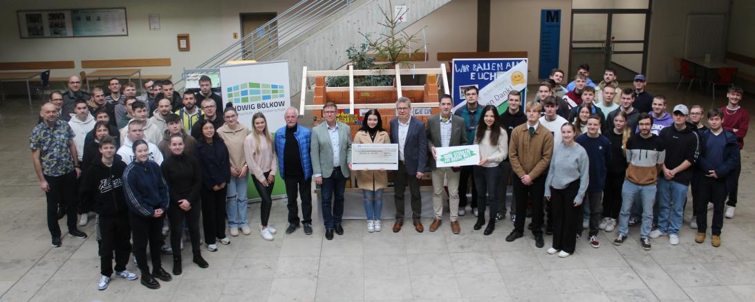 Die Schüler der Ludwig-Bölkow-Schule in Donauwörth überreichen den Spendenscheck.