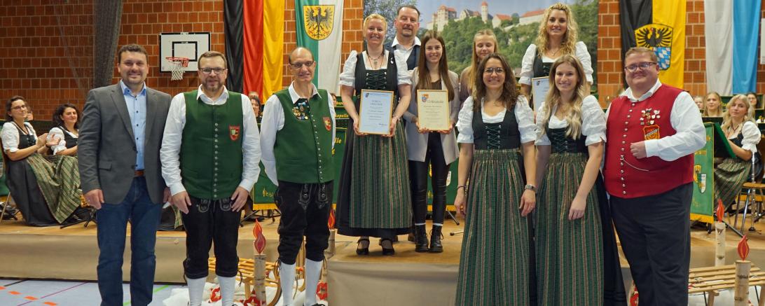 Das Bild zeigt 1.Reihe v.l.: Bürgermeister Christoph Schmidt, 1. Vorsitzenden Wofgang Stolz, Dirigent Franz Fischer, 2. Vorsitzende Carolin Heckel, Jungendleiterin Emma Schmidbaur, Bezirksvorsitzender Joachim Braun.  2. Reihe v.l.: Heike Roßmann, Martin Jörg, Hannah Mordstein, Florentina Löhr und Bianca Fischer.