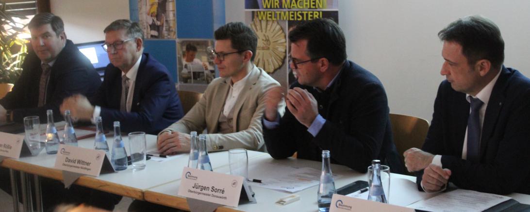 In der Bauinnung Nordschwaben wird lebhaft über die Probleme der Baubranche diskutiert