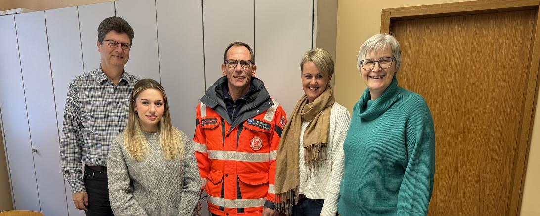 Auf dem Bild zu sehen (von links): Rechtsamtsdirektor Richard Lodermeier, Glücksfee und Praktikantin Nilay Tugbay, Stefan Urban, Ortsbeauftragter der Johanniter in Donauwörth, Iris Nowak, Pressesprecherin der Johanniter in Bayerisch Schwaben, und Christiane Kickum, geschäftsführende Vorsitzende der City Initiative Donauwörth.