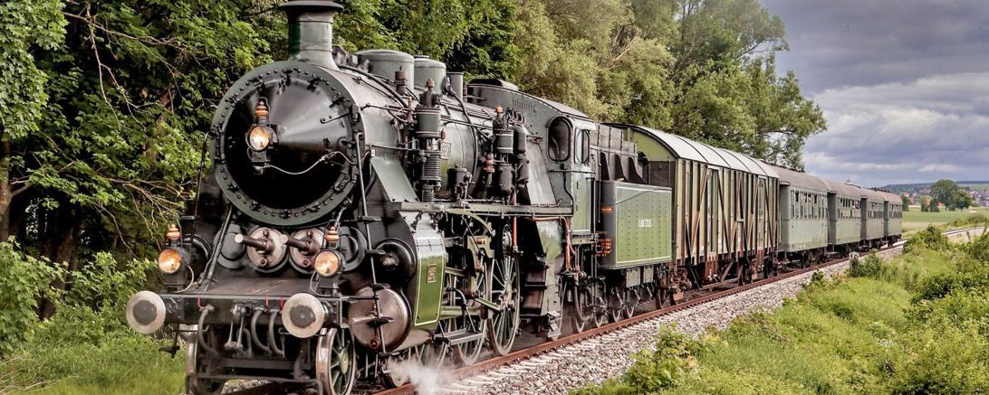 Auf dem Bild ist eine Eisenbahn zu sehen