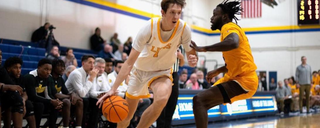 Auf den Bild sieht man Danny Bondine am Ball.