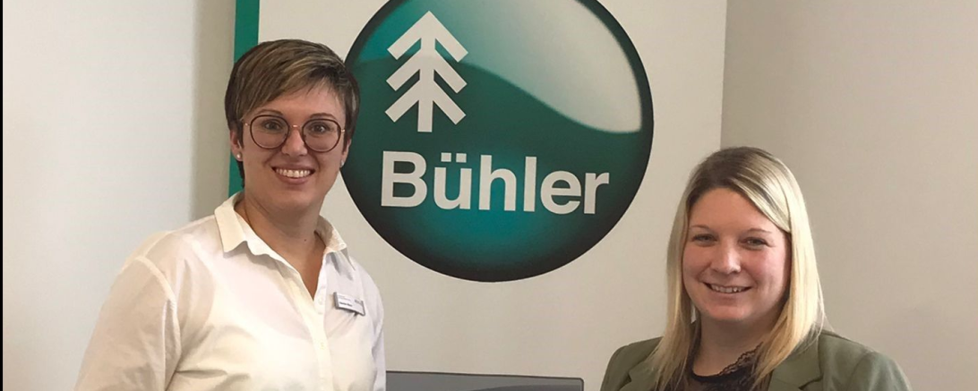 Carolin Meyr (rechts) erhält das Zertifikat zum erfolgreichen Abschluss als BGM-Fachkraft von Denise Mayr.