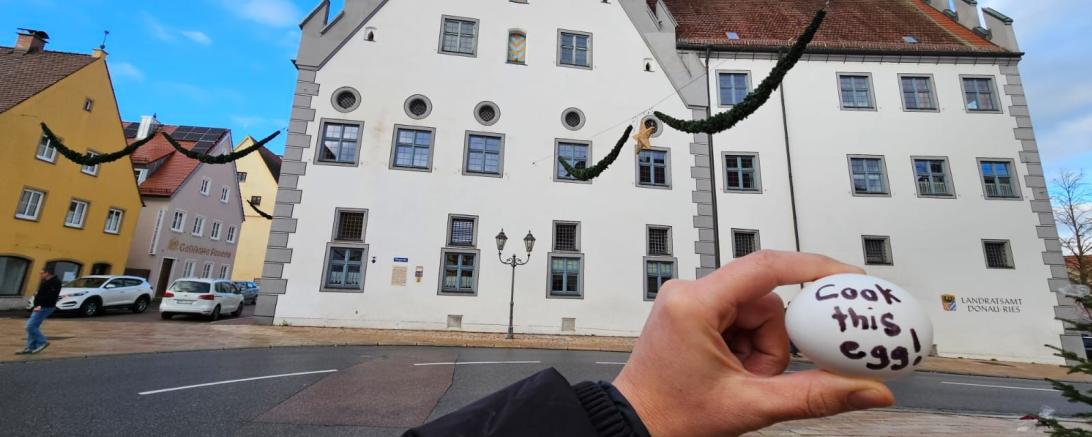 Das Bild zeigt das Landratsamt Donauwörth.