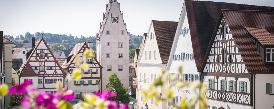 Auf dem Bild ist die Stadt Monheim zu sehen.
