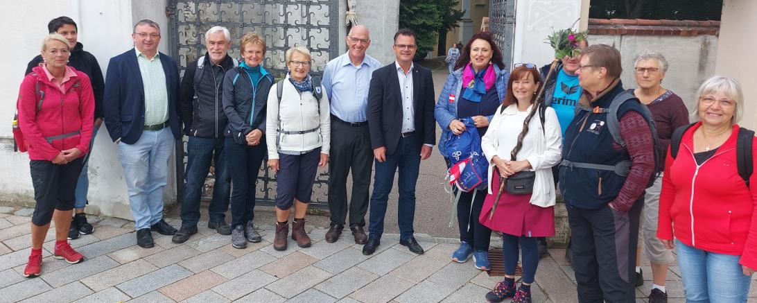 Treffen bei den letzten Donauwörther Pilgertagen im September: Bürgermeister Albert Riedelsheimer (3.v.links)  Jakobus-Pilger und Referenten Dr. Georg und Maria Schädle, Referent, Autor und Pilger Frieder Löhrer (7.v.l.), Donauwörths Oberbürgermeister Jürgen Sorré (Mitte), Tourismusleiterin Ulrike Steger, Pilgerexpertin Christine Dittlbacher (5.v.rechts), Werner und Elisabeth Bothe vom Wolfgangweg (2. und 4. von rechts) und Brigitte Tanneberger (2. Von rechts) 1. Vorsitzende der Jakobus-Pilgergemeinschaft S