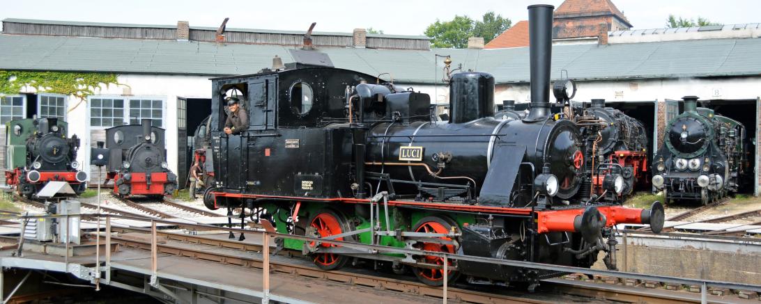 Auf dem Bild ist eine Eisenbahn aus dem Bayerischen Eisenbahnmuseum zu sehen.