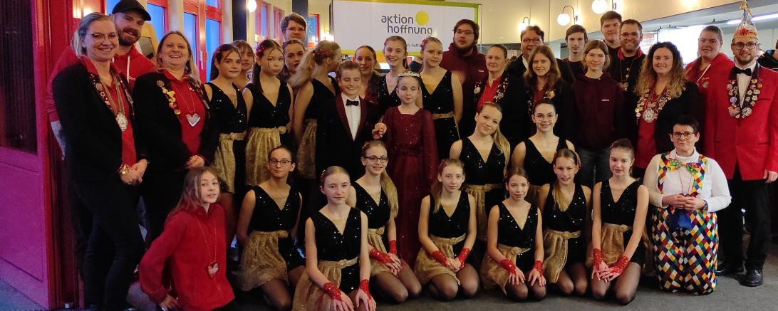 Der Marktorganisator Simon Briglmeier (hintere Reihe 1. von rechts) freute sich, dass neben vielen Kundinnen und Kunden auch Pfarrer Jörg Biercher (hintere Reihe4. von rechts) und der Faschingsclub Rain mit ihren Verantwortlichen beim Faschingsmarkt zu Gast waren. 