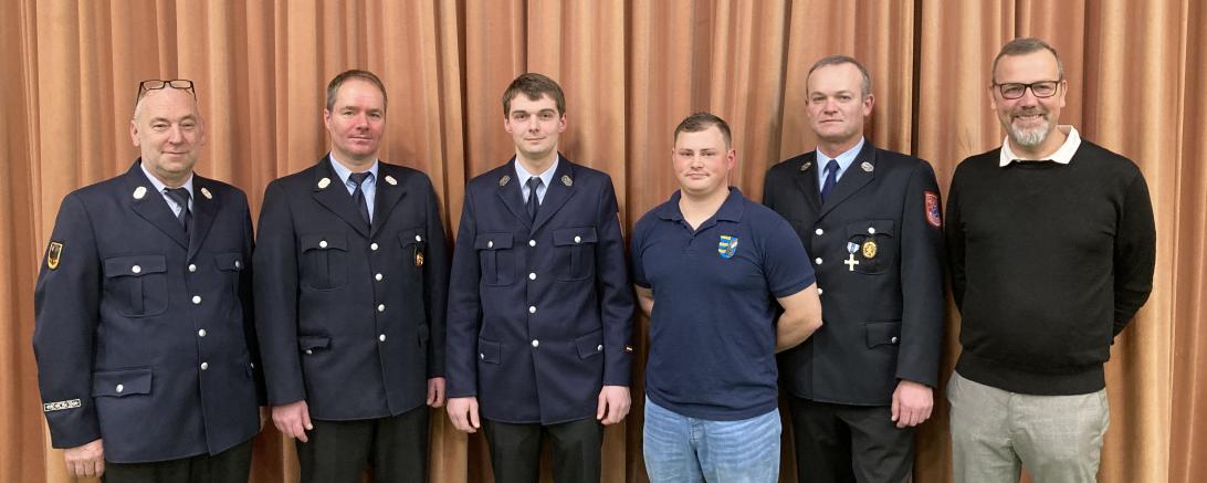 Das Bild zeigt von links nach rechts: KBM Peter Mikschl, 1. Kdt. Bernd Briglmeir, ausscheidenden 2. Kdt. Manuel Reichhardt, neuen 2. Kdt. Daniel Berres, 1. Vorstand Anton Dirschinger, 1.Bgm. Stefan Roßkopf