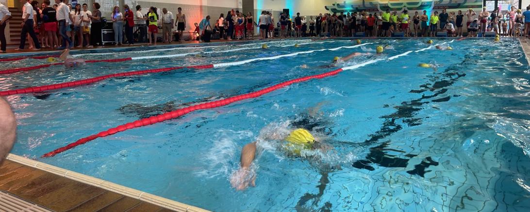 In Asbach-Bäumenheim wird bereits zum fünften Mal über 24 Stunden geschwommen. 